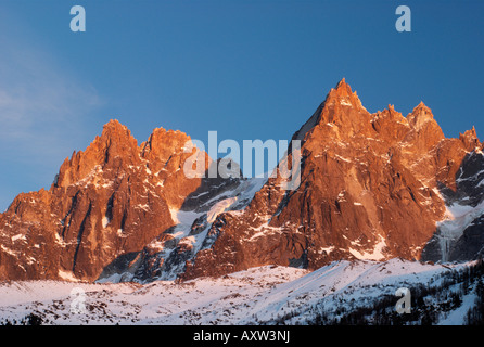 Chamonix-Nadeln: Aiguille des Grands Charmoz (3445m), Aiguille du Grépon (3482m) und Aiguille de Blaitière (3522m) Stockfoto