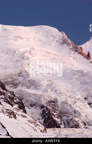 Rosa Abendlicht über hängende Gletscher und Seracs des Aiguille du Tacul auf Mont-Blanc-Massiv, Chamonix-Mont-Blanc, Frankreich Stockfoto