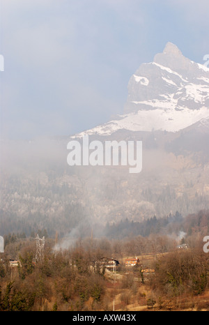 Warmen Frühlingstag in ein kleines Bergdorf, Passy/La Fouly in der Nähe von Chamonix-Mont-Blanc, Haute-Savoie, Frankreich Stockfoto