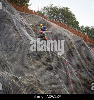 Rock Verschraubung der Felswand zu einer Wasseraufbereitungsanlage unter Schutz vor Steinschlag in Nord-Wales Stockfoto