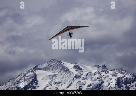 Drachenflieger über Bergen im Mt Aspiring National Park in der Nähe von Wanaka Südinsel Neuseeland Stockfoto