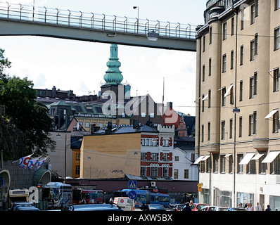 Fußgängerbrücke mit historischen Turm im Hintergrund Stockfoto