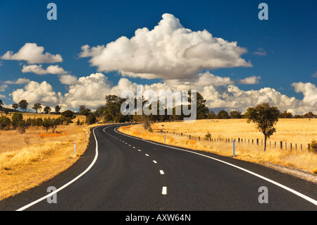 Straße in der Nähe von Armidale, New-South.Wales, Australien, Pazifik Stockfoto