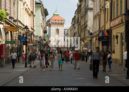 Auf der Suche nach unten Florianska Straße in Richtung der Barbican und Florians Tor auf der alten Stadtmauer, Krakow (Krakau), Polen Stockfoto