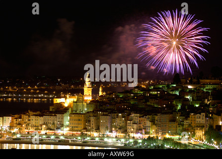 Feuerwerk in der Nacht, Menton, Alpes Maritimes, Provence, Cote d ' Azur, Côte d ' Azur, Frankreich, Mittelmeer, Europa Stockfoto