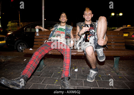 Zwei Punk-Jungs sitzen auf Bank auf der Straße, Tel Aviv Israel 2007 Stockfoto