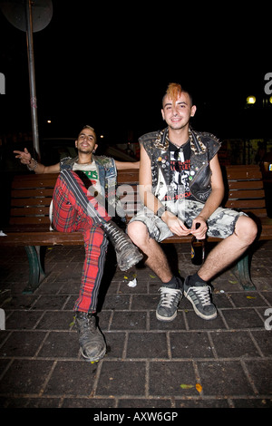 Zwei Punk-Jungs sitzen auf Bank auf der Straße, Tel Aviv Israel 2007 Stockfoto