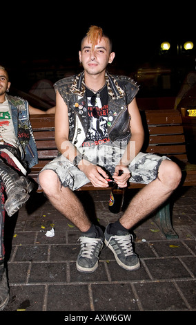 Punk-Junge sitzt auf der Bank auf der Straße, Tel Aviv Israel 2007 Stockfoto