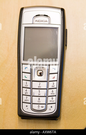 Nokia 6230 6230i Handy Handy auf hölzernen Hintergrund Stockfoto