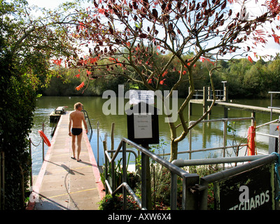 Ein Mann bei den Herren-Schwimmteich auf Hampstead Heath London England Stockfoto