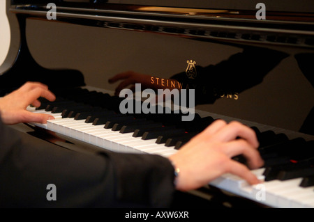 Hände eines Pianisten Stockfoto