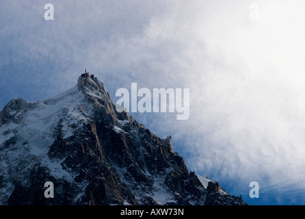 Starke Winde und spektakuläre Wolken über gefrorene Nadel der Aiguille du Midi (3842m), Chamonix-Mont-Blanc, Frankreich Stockfoto