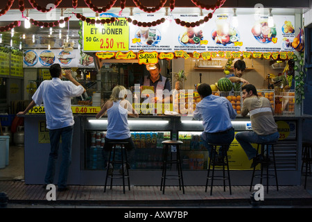 Istanbul, Marmara Region, Türkei; Stall verkauft Döner Kebab und Fruchtsaft Stockfoto