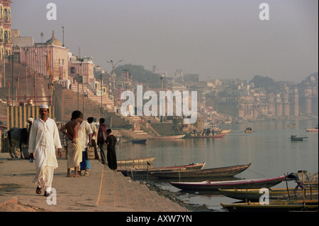 Blick entlang der Ghats vom Fluss Ganges (Ganga), Varanasi (Benares), Staat Uttar Pradesh, Indien, Asien Stockfoto