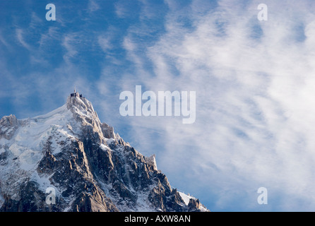 Starke Winde und spektakulären Wellen Wolken über gefrorene Nadel der Aiguille du Midi (3842m), Chamonix-Mont-Blanc, Frankreich Stockfoto