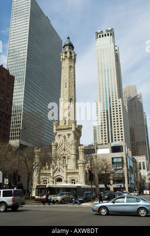 Der historische Wasserturm in der Nähe von John Hancock Center in Chicago, Illinois, USA Stockfoto