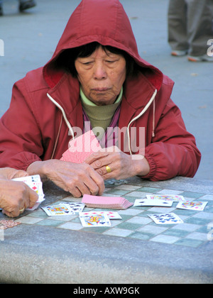 Ältere Frau spielt Karten in Chinatown, USA, Manhattan, Chinatown, New York Stockfoto