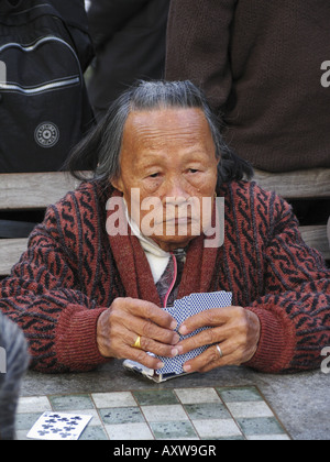 Ältere Frau spielt Karten in Chinatown, USA, Manhattan, Chinatown, New York Stockfoto