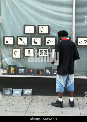 Künstler mit seinen Bildern auf der Seite einer Straße, USA, Manhattan, New York Stockfoto