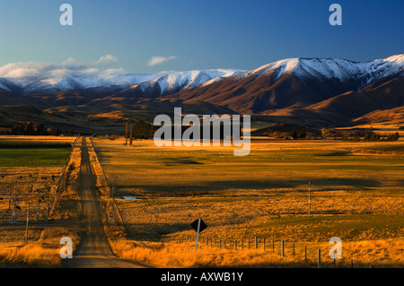 Kies, Straße und Hawkdun Bereich, Ranfurly, Central Otago, Südinsel, Neuseeland, Pazifik Stockfoto