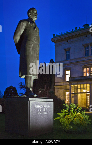 beleuchtete Statue von Friedrich Alfred Krupp (1854-1902) vor dem kleinen Haus von der Villa Huegel, Deutschland, Nordrhein- Stockfoto