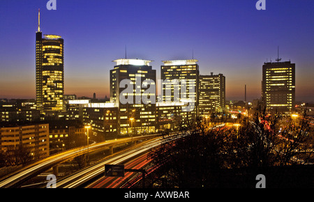 Skyline von Essen mit Autobahn A 40, RWE-Turm und Gebilde von Evonik und Postbank, Deutschland, Nordrhein-Westfalen, Ruhrgebiet, Stockfoto