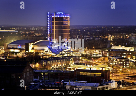 Neue Mitte mit der Veranstaltungshalle Arena Oberhausen, die modernen Bus- und Straßenbahn-Station und der Gasometer, Deutschland, Nordrhein-W Stockfoto