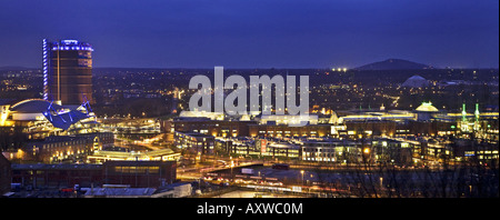 Neue Mitte mit der Veranstaltungshalle Arena Oberhausen, die modernen Bus- und Straßenbahn-Station und der Gasometer, Deutschland, Nordrhein-W Stockfoto