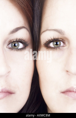Gesichter der Zwillingsschwestern, Kopf an Kopf Stockfoto