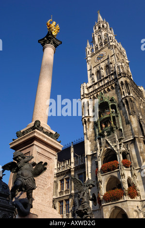 Statue der Jungfrau Maria und das Neues Rathaus, Marienplatz, München (München / München), Bayern (Bayern), Deutschland Stockfoto