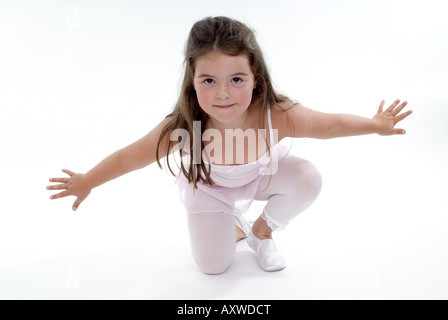 Molliges Mädchen macht Ballett Stockfoto