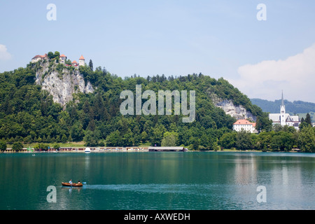 Traditionelle hölzerne Pletnja an Touristen Fähre nach St. Marien Kirche Mariä Himmelfahrt auf der kleinen Insel hinaus Lake Bled, Slowenien Stockfoto