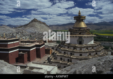 Tibetisch-buddhistischen Stupa und Gompa Fort im Hintergrund Gyantse tibetische Plateau Tibet autonome Region Volksrepublik China Stockfoto