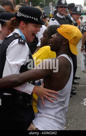 Einheimischer tanzt mit Polizistin. Notting Hill Carnival © Mark Shenley Stockfoto