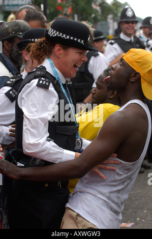 Einheimischer tanzt mit Polizistin. Notting Hill Carnival © Mark Shenley Stockfoto