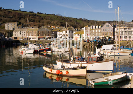 Bunte alte hölzerne Fischerboote im Hafen, Mevagissey, Cornwall, England, Vereinigtes Königreich, Europa Stockfoto