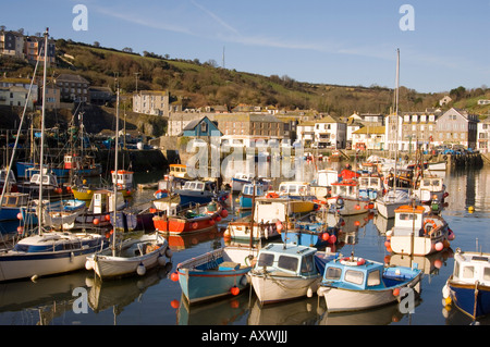 Bunte alte hölzerne Fischerboote im Hafen, Mevagissey, Cornwall, England, Vereinigtes Königreich, Europa Stockfoto