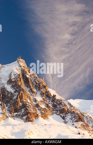 Alpenglühen auf eisigen Norden Gesicht der Aiguille du Midi, Chamonix-Mont-Blanc, Frankreich Stockfoto