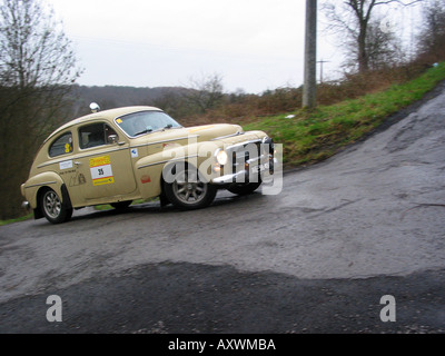 Beige Rallye Volvo 544 auf schlammigen Asphaltstraße internationale Rallye Horneland Niederlande Stockfoto