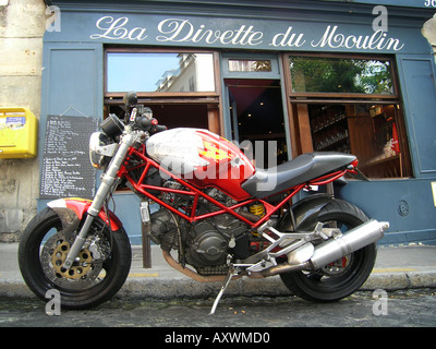 rot geflammt Ducati Motorrad geparkt vor Paris am Straßenrand Café La Divette du Moulin Montmartre Paris Frankreich Stockfoto