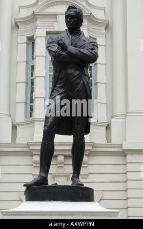 Statue von Sir Stamford Raffles außerhalb der Victoria Concert Hall, Singapur, Südostasien Stockfoto