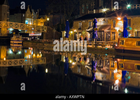 Wasserreflexionen in der Nacht durch die Thwaites Water Witch Pub & Restaurant neben dem Lancaster-Kanal in Lancashire. Stockfoto