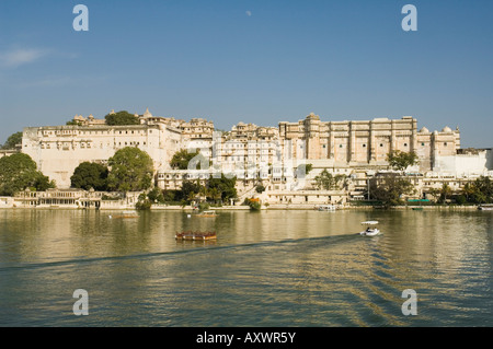 Blick auf das Stadtschloss und Hotels von Pichola-See, Udaipur, Rajasthan, Indien Stockfoto