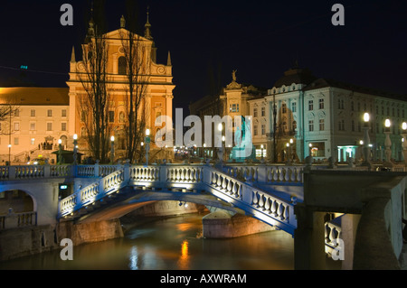 Tromstovje Triple Brücke über den Fluss Ljubljanica, Franziskanerkirche und Preseeren Square in der Nacht, Ljubljana, Slowenien Stockfoto