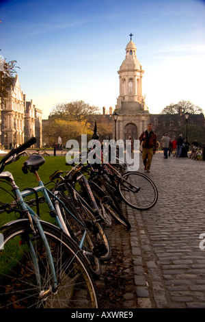 Fahrräder geparkt am Trinity College in Dublin Irland Stockfoto