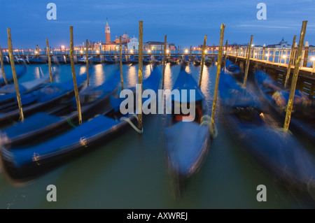 Gondeln am Ufer in der Nacht, San Giorgio Maggiore, Venedig, UNESCO World Heritage Site, Veneto, Italien, Europa Stockfoto