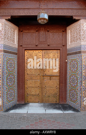 Eine reich verzierte Tür in exotischsten, Marokko mit Messingnieten verziert. Stockfoto