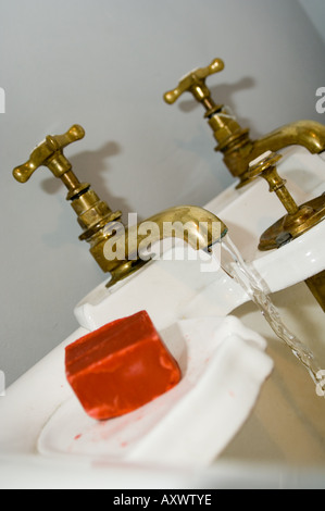 alten viktorianischen Badewanne Armaturen, fließendes Wasser und ein Stück Seife Stockfoto