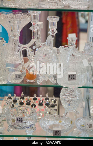 Böhmisches Glas Souvenirs in einem Schaufenster in Prag, Mittelböhmen, Tschechien. Stockfoto