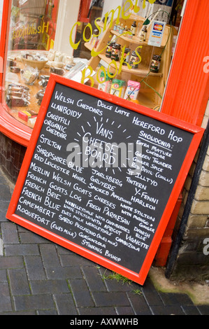 Blackboard Inserat Käse zum Verkauf an Van es gutes Essen Bio vegetarisch Shop Llandrindod wells Powys Wales Oktober 2006 UK Stockfoto